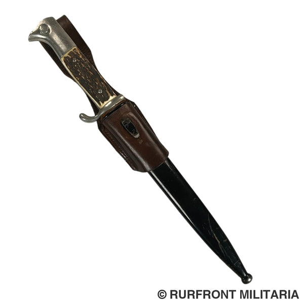 K98 Extraseitengewehr/Dress Bayonet Met Hirschhorngriffschalen Hörster Korte Variant Frog. K98 Extraseitengewehr/Dress Bayonet Met Hirschhorngriffschalen Hörster Korte Variant Frog.