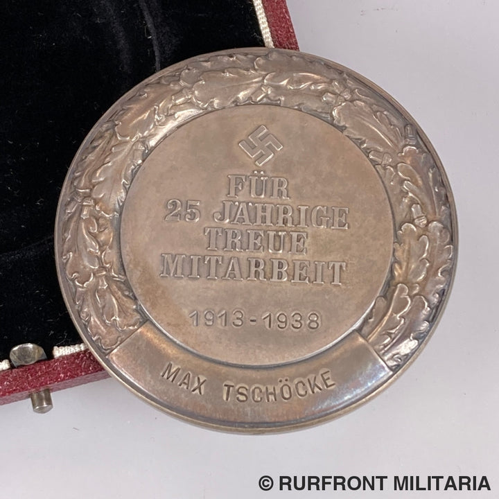 Zilveren Penning In Etui Deutsche Bank Für 25-Jährige Mitarbeit Op Naam Van Max Tschöcke