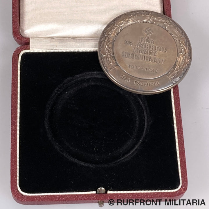 Zilveren Penning In Etui Deutsche Bank Für 25-Jährige Mitarbeit Op Naam Van Max Tschöcke