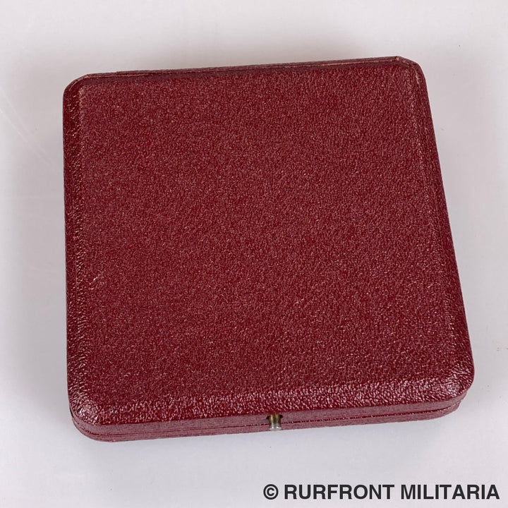 Zilveren Penning In Etui Deutsche Bank Für 25-Jährige Mitarbeit Op Naam Van Max Tschöcke