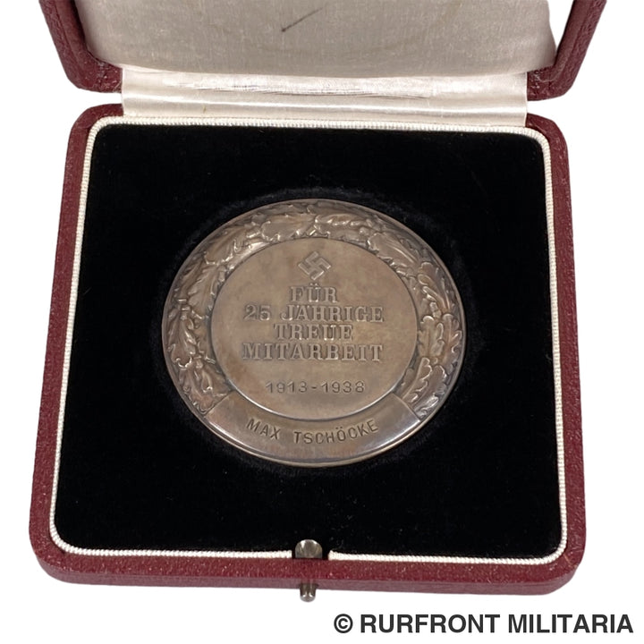 Zilveren Penning In Etui Deutsche Bank Für 25-Jährige Mitarbeit Op Naam Van Max Tschöcke