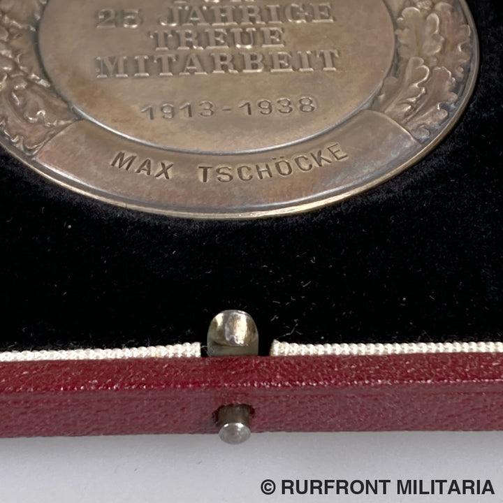 Zilveren Penning In Etui Deutsche Bank Für 25-Jährige Mitarbeit Op Naam Van Max Tschöcke