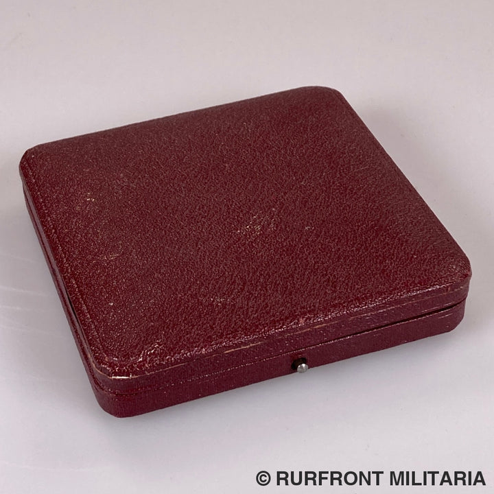 Zilveren Penning In Etui Deutsche Bank Für 25-Jährige Mitarbeit Op Naam Van Max Tschöcke