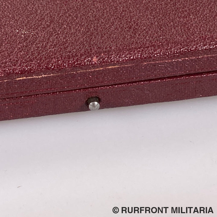 Zilveren Penning In Etui Deutsche Bank Für 25-Jährige Mitarbeit Op Naam Van Max Tschöcke