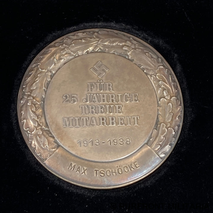 Zilveren Penning In Etui Deutsche Bank Für 25-Jährige Mitarbeit Op Naam Van Max Tschöcke