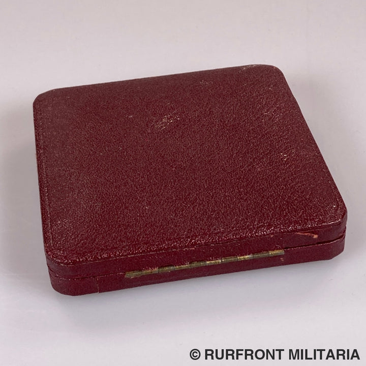 Zilveren Penning In Etui Deutsche Bank Für 25-Jährige Mitarbeit Op Naam Van Max Tschöcke