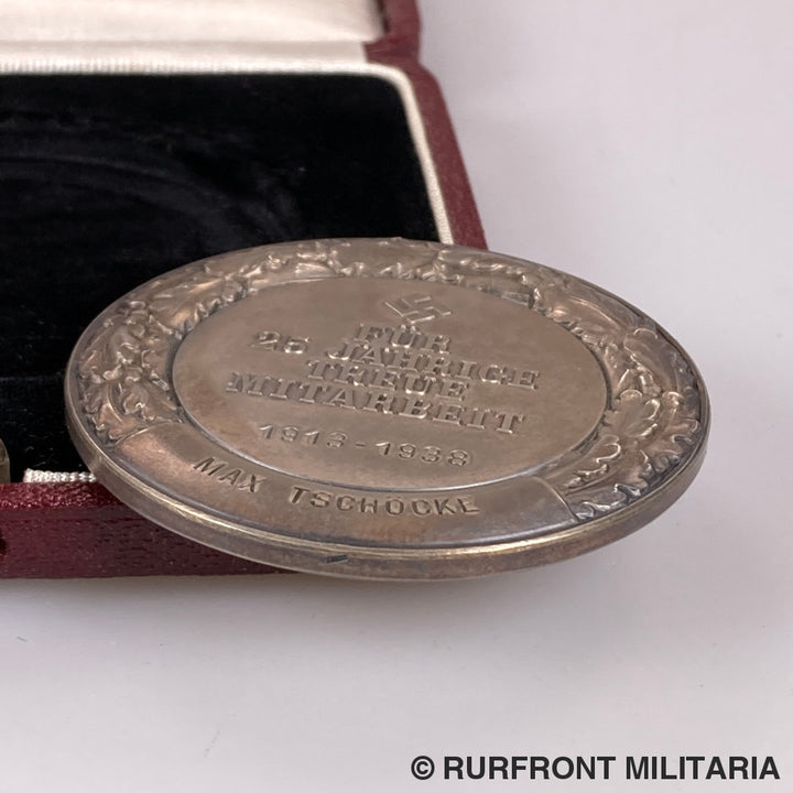 Zilveren Penning In Etui Deutsche Bank Für 25-Jährige Mitarbeit Op Naam Van Max Tschöcke