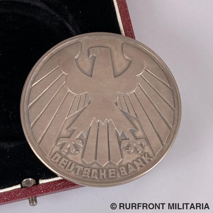 Zilveren Penning In Etui Deutsche Bank Für 25-Jährige Mitarbeit Op Naam Van Max Tschöcke